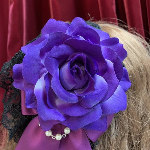 【ATELIER PIERROT】アトリエピエロ　薔薇レースカチューシャ　黒×紫薔薇　を販売する通販ページです。