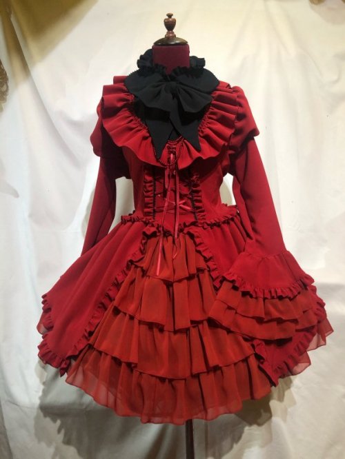 Marble マーブル アリス風編み上げドレスワンピース 赤 黒を販売する通販ページです