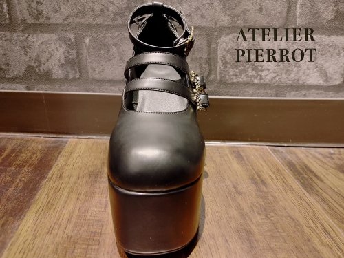 ATELIER PIERROT レースアップ厚底パンプス、ゴールドバックルの靴を 