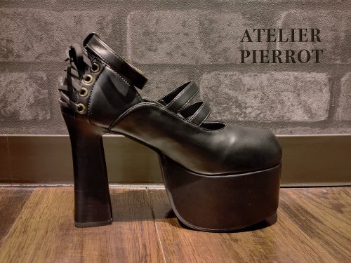 ATELIER PIERROT レースアップ厚底パンプス、ゴールドバックルの靴を販売する通販ページです。