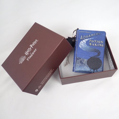 Flapper】 Harry Potter×Flapper魔法薬学教科書二つ折りパスケースを 