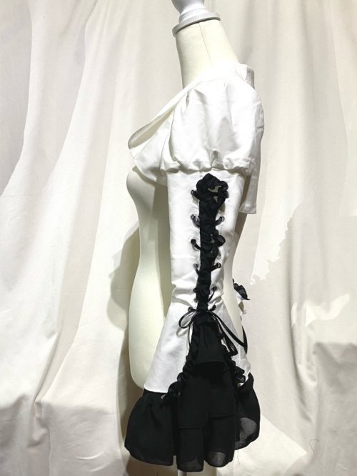 MARBLE】マーブル 編み上げボリュームフリルショートジャケット:白×黒