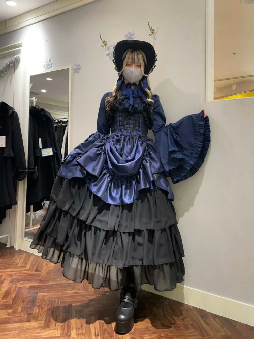 ATELIER PIERROT ロングバッスルジャンパースカート 紺x黒-