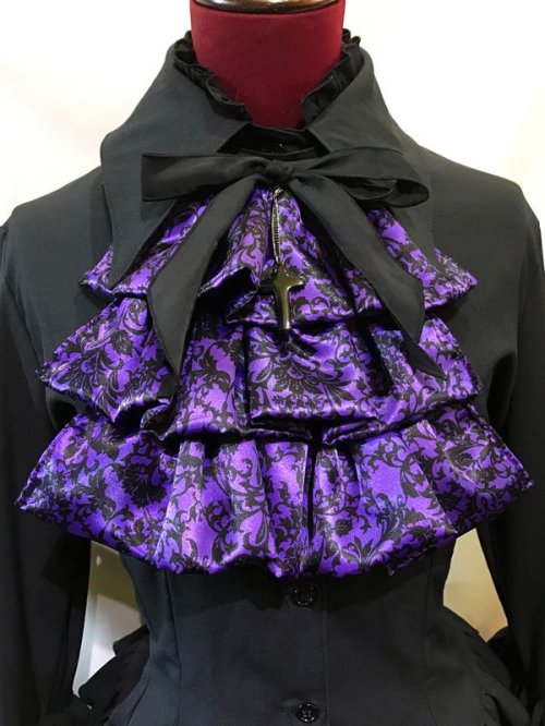【MARBLE】マーブル　リバーシブルタイ付き姫袖ブラウス：黒紫ゴシック柄　Lサイズを販売する通販ページです。