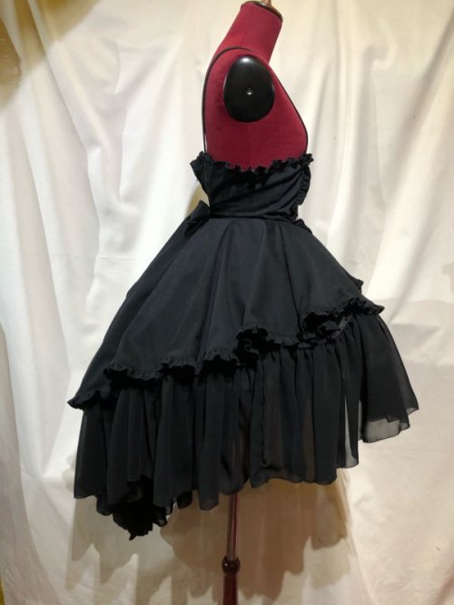 エンブレム飾りチェーン付きハイウエストドレープスカート：黒◇LL～3L