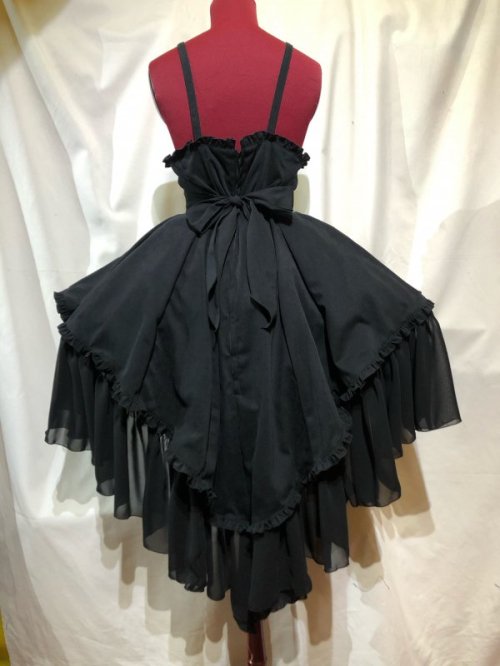 エンブレム飾りチェーン付きハイウエストドレープスカート：黒◇LL～3L