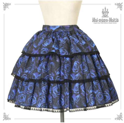 【Moi meme Moitie】モワメームモワティエ　青薔薇3段ティアードスカート(48cm丈)Blue rose x  blackを販売する通販ページです。