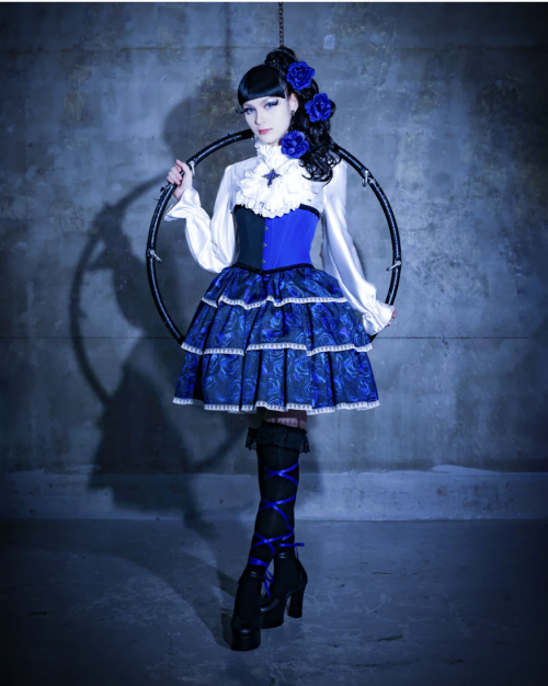 【Moi meme Moitie】モワメームモワティエ　青薔薇3段ティアードスカート(48cm丈)Blue rose x  whiteを販売する通販ページです。