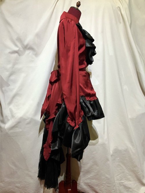 【MARBLE】マーブル　タイ付きドレープ飾りゴシックエレガンスブラウスワンピース：赤×黒フリルを販売する通販ページです。