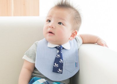 bib-bab シャツスタイ（ストライプ青）とbib-bab ベビー長ネクタイ 木馬（紺×白）の着用例です。<br />


着用例：7ヶ月男の子（身長80cm）／シャツスタイ＋[bib-bab ベビー長ネクタイ 木馬（紺×白）]※別売り</div><br />
An image of wearing: A 7 month old baby boy (Height 80 cm)/Shirt bib + [bib-bab baby tie Rocking horse (navy blue x white)] *Sold separately<br />
<br />
<h3>素材について</h3>表はコットン生地で、さらりとした肌触りです。裏はタオル地でできています。<br />
さらにその間にコットン生地を3枚挟んだ、全部で5層仕立てとなっています。そのため、吸水性に優れ、型崩れしにくい丈夫さを備えています。<br />
襟の下にホックがついていますので、シャツスタイ＋（プラス）を付け外しすることができます。<br />
<br />
<table cellpadding=