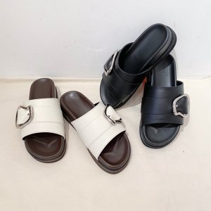 Le vernis POIRE SANDALS<img class='new_mark_img2' src='https://img.shop-pro.jp/img/new/icons16.gif' style='border:none;display:inline;margin:0px;padding:0px;width:auto;' />