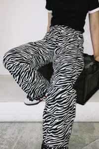 <img class='new_mark_img1' src='https://img.shop-pro.jp/img/new/icons14.gif' style='border:none;display:inline;margin:0px;padding:0px;width:auto;' />GHOSPELL Stevie Zebra Trousers