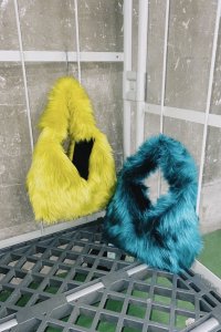 <img class='new_mark_img1' src='https://img.shop-pro.jp/img/new/icons10.gif' style='border:none;display:inline;margin:0px;padding:0px;width:auto;' />Le vernis Fake fur mini bag 