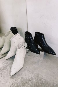 <img class='new_mark_img1' src='https://img.shop-pro.jp/img/new/icons10.gif' style='border:none;display:inline;margin:0px;padding:0px;width:auto;' />Le vernis Stud pointed boots