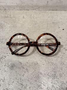 chelsea import round glasses<img class='new_mark_img2' src='https://img.shop-pro.jp/img/new/icons20.gif' style='border:none;display:inline;margin:0px;padding:0px;width:auto;' />