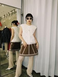 <img class='new_mark_img1' src='https://img.shop-pro.jp/img/new/icons14.gif' style='border:none;display:inline;margin:0px;padding:0px;width:auto;' />chelsea import embroidery mini skirt