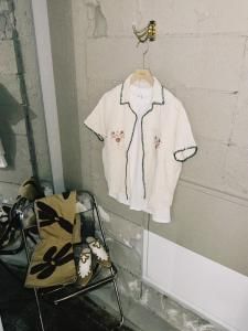 <img class='new_mark_img1' src='https://img.shop-pro.jp/img/new/icons14.gif' style='border:none;display:inline;margin:0px;padding:0px;width:auto;' />Elina Lebessi EX SHIRT WITH HAND EMBROIDERY