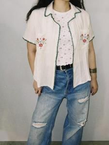 <img class='new_mark_img1' src='https://img.shop-pro.jp/img/new/icons14.gif' style='border:none;display:inline;margin:0px;padding:0px;width:auto;' />Elina Lebessi EX SHIRT WITH HAND EMBROIDERY