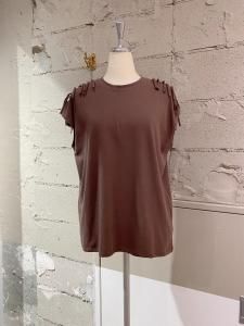 <img class='new_mark_img1' src='https://img.shop-pro.jp/img/new/icons14.gif' style='border:none;display:inline;margin:0px;padding:0px;width:auto;' />YENN SHOULDER RIBBON TOPS