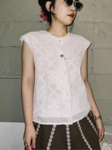 <img class='new_mark_img1' src='https://img.shop-pro.jp/img/new/icons14.gif' style='border:none;display:inline;margin:0px;padding:0px;width:auto;' />YENN CROCHET LACE VEST
