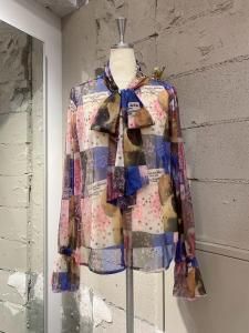 <img class='new_mark_img1' src='https://img.shop-pro.jp/img/new/icons14.gif' style='border:none;display:inline;margin:0px;padding:0px;width:auto;' />MIDVEIN print tulle bow tie blouse