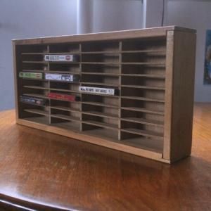 木製カセットテープストレージ 36本用 - r (アール)