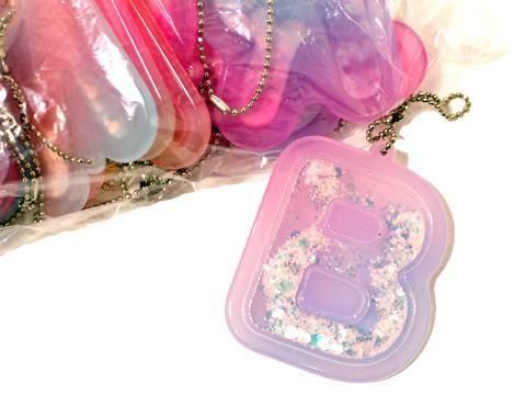 シャカシャカアクリル TRUZ シャカシャカアクリルチャーム｜ガシャポンオフィシャルサイト