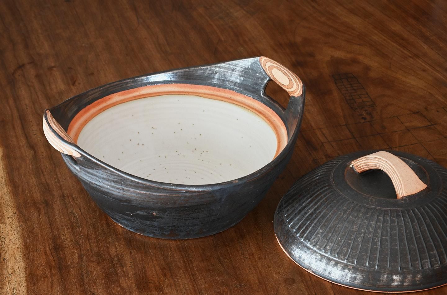 木目ハンドルキャセロール土鍋 黒釉 10号 - 能登島独歩炎 日々の