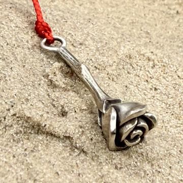 ltd951　つり下げられた薔薇ペンダント