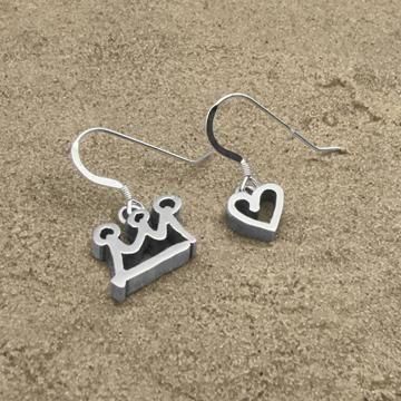 王冠とハートピアス