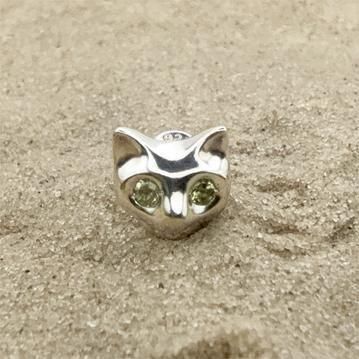 小耳にキャットピアス　ペリドット