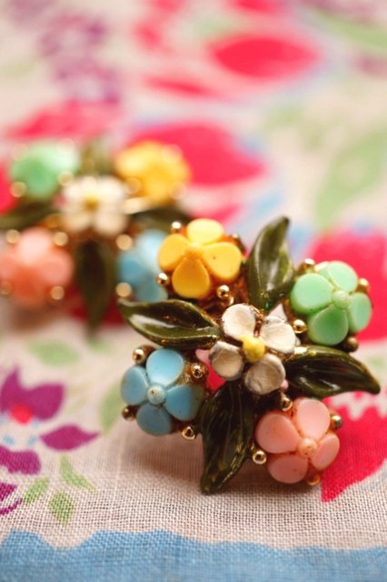 USA VINTAGE FIVE SMALL FLOWERS 1950-60's PASTEL EARRING