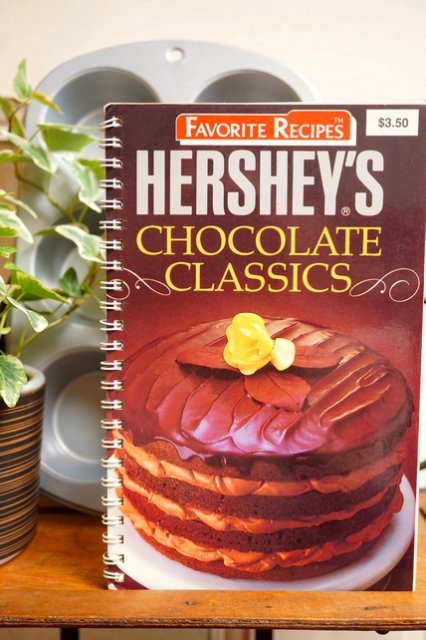 USA HERSHEY'S “CHOCOLATE CLASSICS” ハーシーズ チョコレート レシピ本 ヴィンテージ アンティーク BOOK 【送料 300円対象】 - 【古着・雑貨の店 かるた】