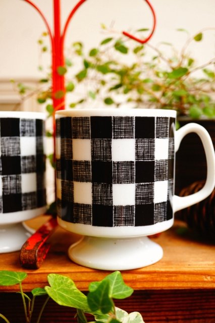 ☆ペアSET☆ USA VINTAGE 60s 70s MONOTONE GINGHAM MUG ヴィンテージ 脚付き マグ アンティーク レトロ  ギンガムチェック - 【古着・雑貨の店 かるた】