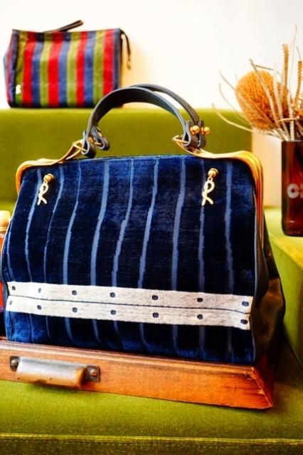 ITALY VINTAGE 《Roberta di Camerino》 NAVY VELOR HAND BAG ロベルタ 