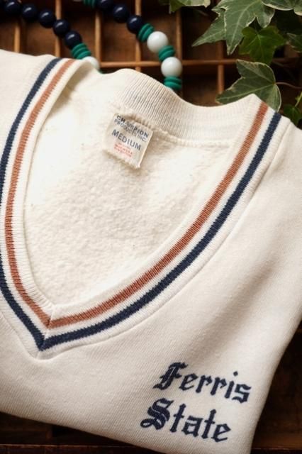 USA VINTAGE 60s 70s CHAMPION V-NECK SWEAT チャンピオン ヴィンテージ プロダクツタグ 半袖 スウェット  カレッジ ロゴ 60年代 ビンテージ - 【古着・雑貨の店 かるた】