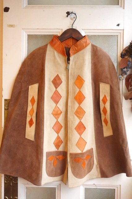 USA VINTAGE/1970's LEATHER FOLKLORE CAPE(ヴィンテージレザーコート