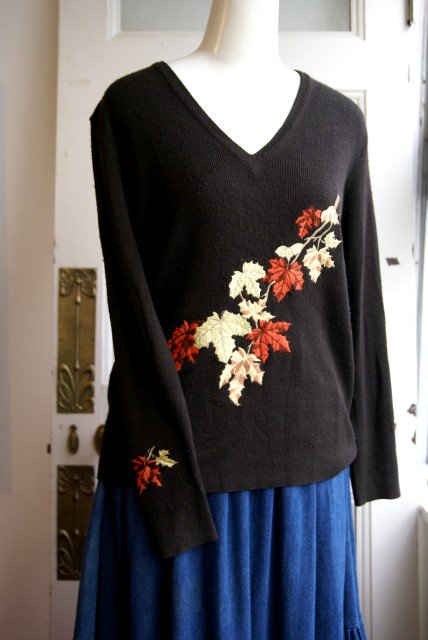 USA Vintage《落ち葉刺繍☆》アシンメトリーが可愛いVネックセーター 