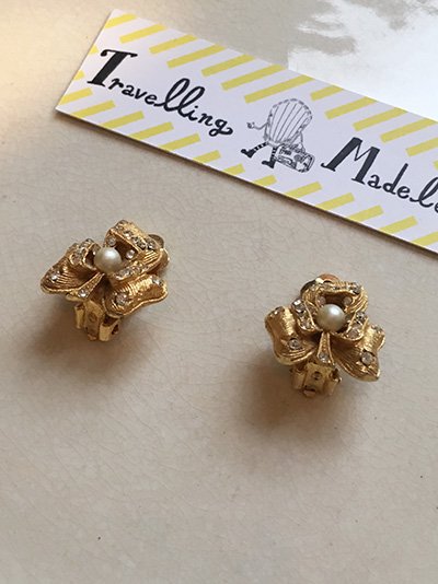 Travelling Madeleine UK vintage gold clover earring / イギリス・ヴィンテージ  ゴールド・クローバー・イヤリング（クリスタル×パール） - spacemoth / fripier zoetrope - vintage / new  clothing,