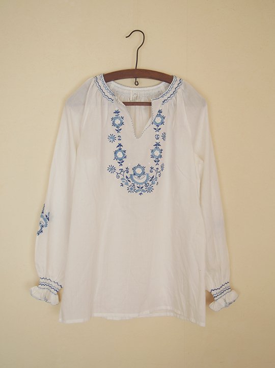 Hungary vintage folklore embroidery blouse (white×blue