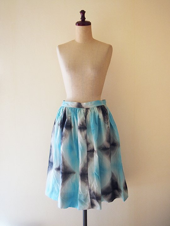 <img class='new_mark_img1' src='https://img.shop-pro.jp/img/new/icons13.gif' style='border:none;display:inline;margin:0px;padding:0px;width:auto;' />Europe 1950's vintage tie dye skirt (white  blue  black) / 衼å ơ åȥ ʤ᥹ (߿忧߹)