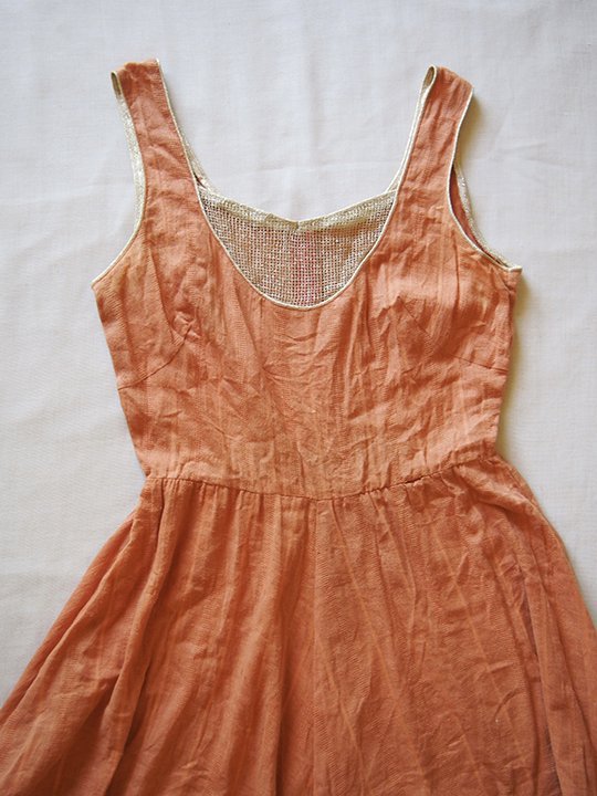 <img class='new_mark_img1' src='https://img.shop-pro.jp/img/new/icons13.gif' style='border:none;display:inline;margin:0px;padding:0px;width:auto;' />Europe vintage cotton sun dress (terracotta  gold mesh) / 衼åѥơ åȥ ɥ쥹 (ƥ饳å  ɥå)