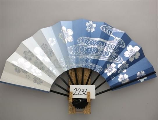 【送料無料】 舞扇子の扇亘】A2236 舞扇子 ホロ箔桜水流 青横ぼかし 日本舞踊
