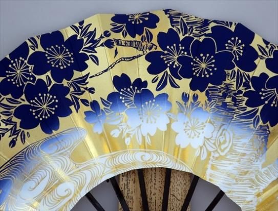 舞扇子の扇亘】A2407 舞扇子 金箔桜流水抜き 紺天ぼかし