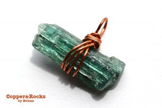 <img class='new_mark_img1' src='https://img.shop-pro.jp/img/new/icons13.gif' style='border:none;display:inline;margin:0px;padding:0px;width:auto;' />【Copper&Rocks by Nehan】グリーンカイヤナイト・コッパーワイヤーPT 約4g（タンザニア産）