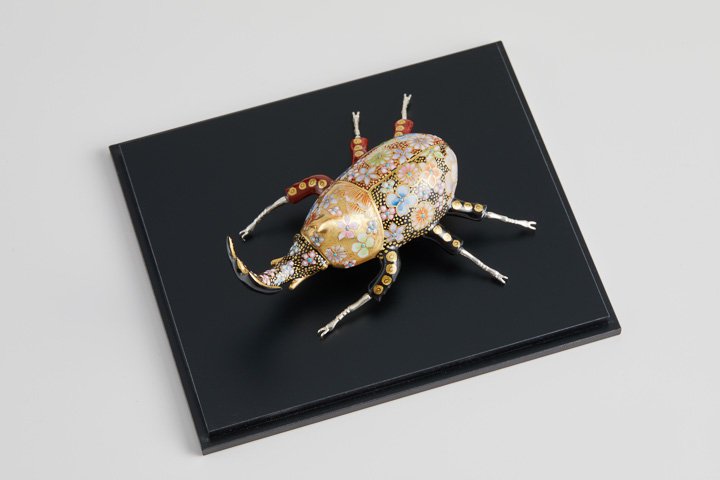 カブトムシ 色絵金襴花詰/高聡文