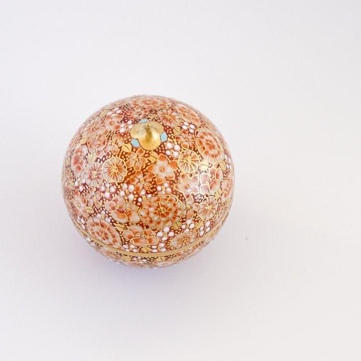 玉香合 赤絵金襴花詰紋 / 高聡文 | - 九谷焼通販 陶らいふ 玉香合 赤絵金襴花詰紋 / 高聡文 | - 九谷焼通販 陶らいふ