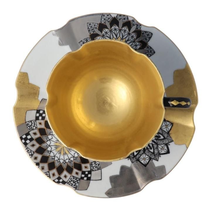 金色と銀色の装飾 陶器の印籠 九谷焼 金色と銀色の装飾 陶器の印籠 九谷焼