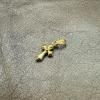 <img class='new_mark_img1' src='https://img.shop-pro.jp/img/new/icons5.gif' style='border:none;display:inline;margin:0px;padding:0px;width:auto;' />MINI ARROW CROSS CHARM 18K YELLOW GOLD 