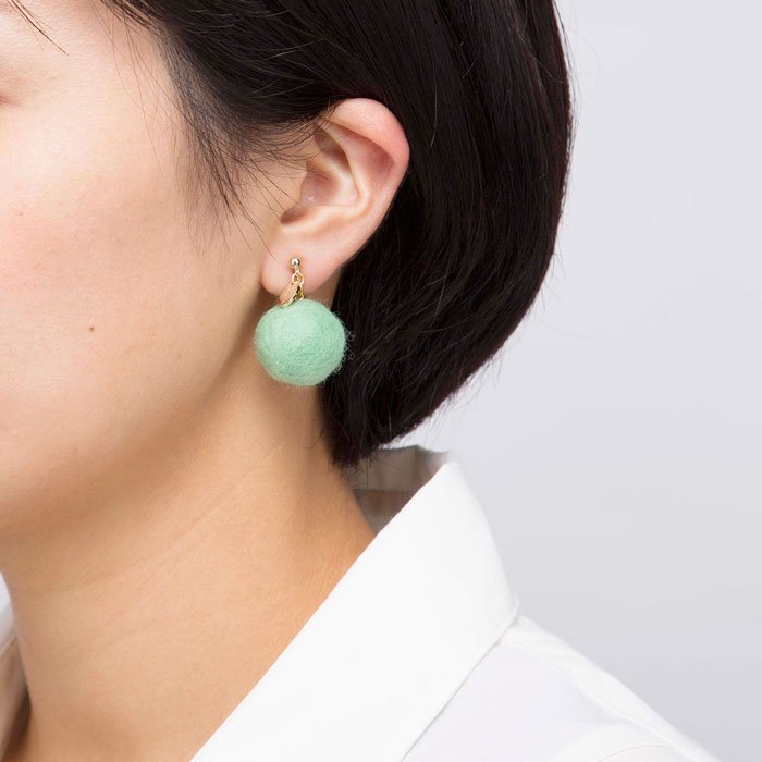 Felt Ball Earring - Emerald (フェルトボールイヤリング - エメラルドグリーン)